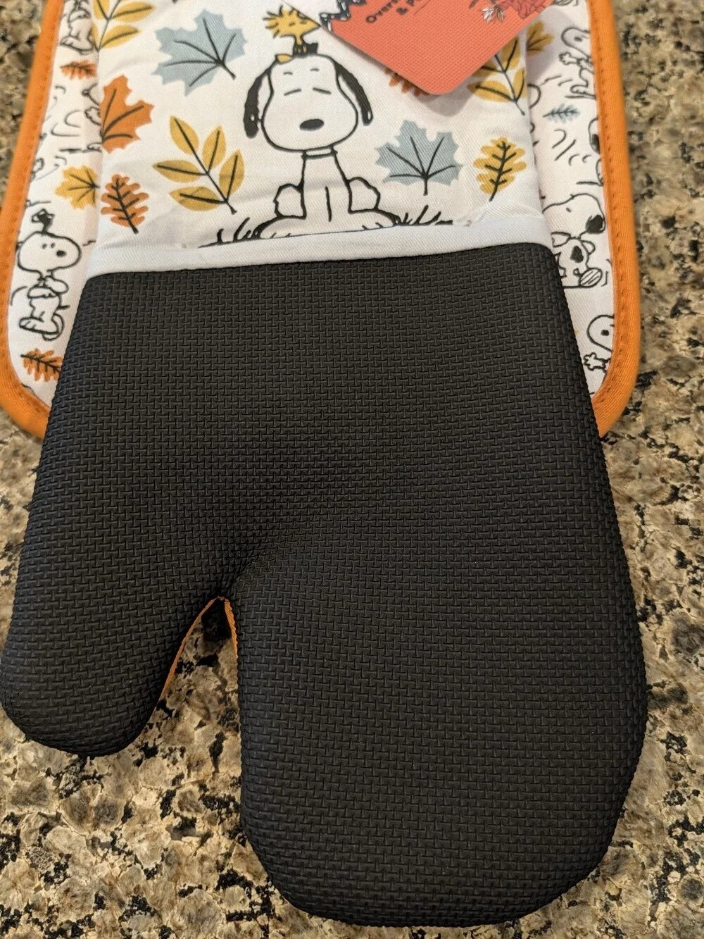 PEANUTS Oversized Oven Mitt Pot Holder Snoopy Woodstock Autumn Fall Foliage NEW